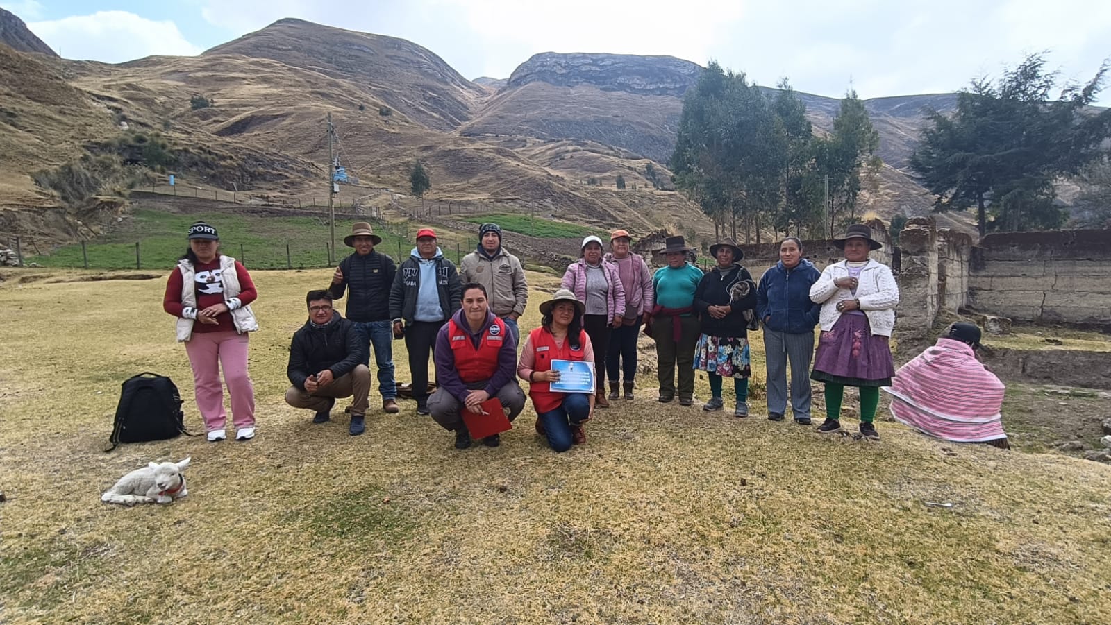 Persona sonriendo durante una videollamada de trabajo en un proyecto social
